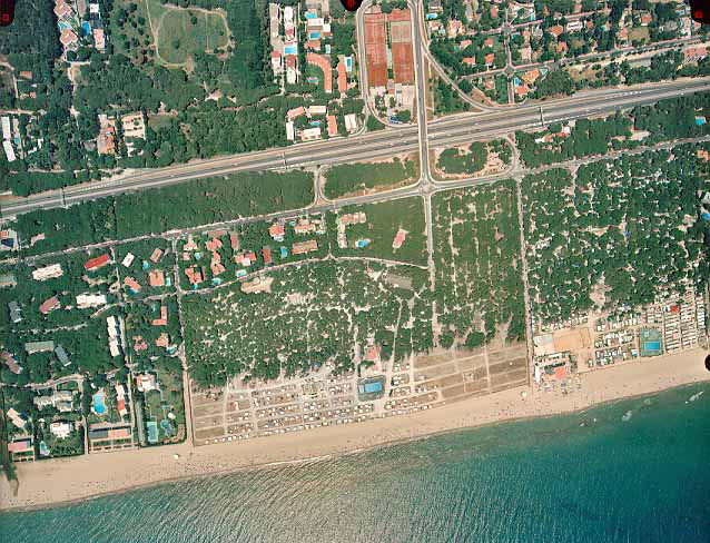 Imatge aèria de Gavà Mar (any 1996) on es pot veure tot el càmping "Albatros" i tot el càmping "La Tortuga Ligera"